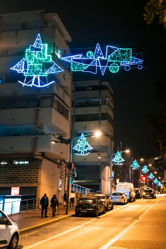 <div class='imageHoverDetail'>
             <p class='imageHoverTitle twoLineBreak'>Luces de Navidad de la avenida de los Rasos de Peguera, en Ciutat Meridiana</p>
             <p class='imageHoverAutor oneLineBreak'>Autor: Elena Pastor</p>
             <button class='imageHoverBtn'>Ver los detalles de la imagen <span class='sr-only'>Luces de Navidad de la avenida de los Rasos de Peguera, en Ciutat Meridiana</span></button>
             </div>