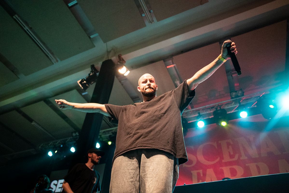 <div class='imageHoverDetail'>
             <p class='imageHoverTitle twoLineBreak'>Concert de Senyor Oca a la Fabra i Coats promogut per Acció Cultura Viva amb ...</p>
             <p class='imageHoverAutor oneLineBreak'>Autor: Ambar de Waegemaeker</p>
             <button class='imageHoverBtn'>Mostra els detalls de la imatge <span class='sr-only'>Concert de Senyor Oca a la Fabra i Coats promogut per Acció Cultura Viva amb ...</span></button>
             </div>