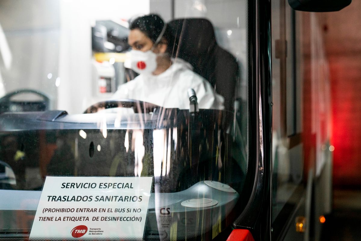 <div class='imageHoverDetail'>
             <p class='imageHoverTitle twoLineBreak'>Rètol al parabrises d’un dels autobusos que indica el servei especial per a t...</p>
             <p class='imageHoverAutor oneLineBreak'>Autor: Clara Soler Chopo</p>
             <button class='imageHoverBtn'>Mostra els detalls de la imatge <span class='sr-only'>Rètol al parabrises d’un dels autobusos que indica el servei especial per a t...</span></button>
             </div>