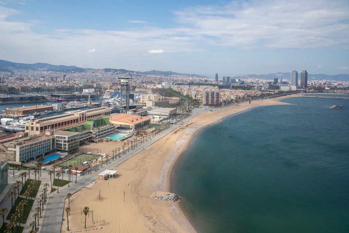 <div class='imageHoverDetail'>
             <p class='imageHoverTitle twoLineBreak'>Vistes del litoral barceloní des de l’Hotel W amb la platja de Sant Sebastià ...</p>
             <p class='imageHoverAutor oneLineBreak'>Autor: Edu Bayer</p>
             <button class='imageHoverBtn'>Mostra els detalls de la imatge <span class='sr-only'>Vistes del litoral barceloní des de l’Hotel W amb la platja de Sant Sebastià ...</span></button>
             </div>