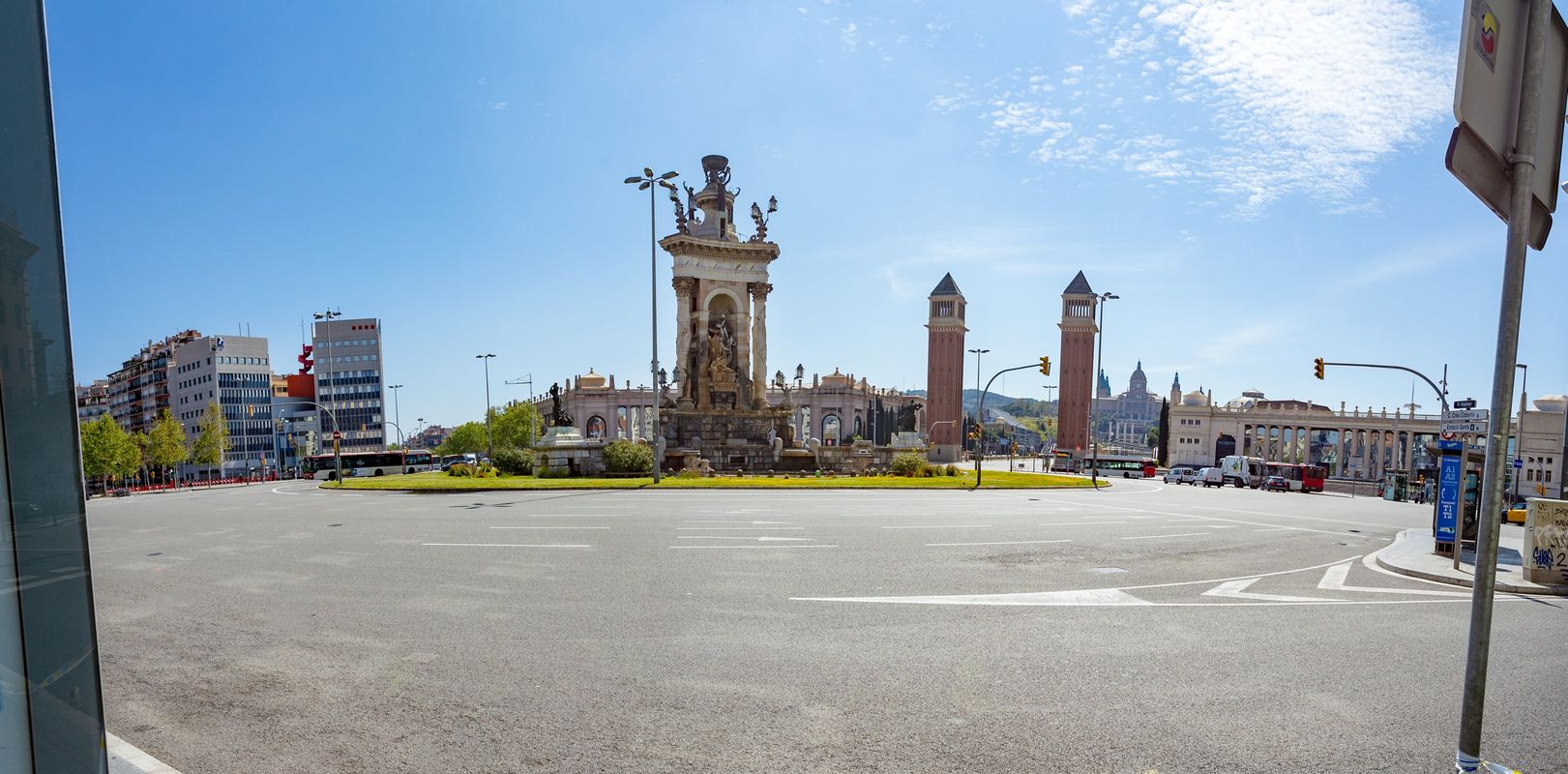 <div class='imageHoverDetail'>
             <p class='imageHoverTitle twoLineBreak'>Plaça d’Espanya sense trànsit. Panoràmica. Districte de Sants Montjuïc i Eixa...</p>
             <p class='imageHoverAutor oneLineBreak'>Autor: Marc Lozano</p>
             <button class='imageHoverBtn'>Mostra els detalls de la imatge <span class='sr-only'>Plaça d’Espanya sense trànsit. Panoràmica. Districte de Sants Montjuïc i Eixa...</span></button>
             </div>