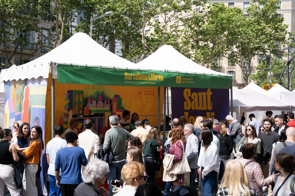 <div class='imageHoverDetail'>
             <p class='imageHoverTitle twoLineBreak'>Parada de Barcelona Llibres a passeig de Gràcia.</p>
             <p class='imageHoverAutor oneLineBreak'>Autor: Mònica Moreno</p>
             <button class='imageHoverBtn'>Mostra els detalls de la imatge <span class='sr-only'>Parada de Barcelona Llibres a passeig de Gràcia.</span></button>
             </div>