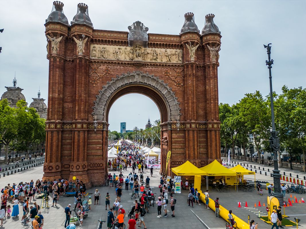 <div class='imageHoverDetail'>
             <p class='imageHoverTitle twoLineBreak'>Vista aèria general de l’Arc de Triomf i el passeig Lluís Companys durant la ...</p>
             <p class='imageHoverAutor oneLineBreak'>Autor: Paula Jaume</p>
             <button class='imageHoverBtn'>Mostra els detalls de la imatge <span class='sr-only'>Vista aèria general de l’Arc de Triomf i el passeig Lluís Companys durant la ...</span></button>
             </div>