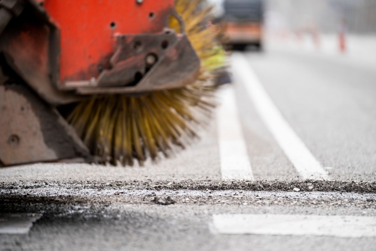 <div class='imageHoverDetail'>
             <p class='imageHoverTitle twoLineBreak'>Detall dels raspalls d'una de les màquines que treballen sobre l'asfalt de le...</p>
             <p class='imageHoverAutor oneLineBreak'>Autor: Isaac Planella</p>
             <button class='imageHoverBtn'>Mostra els detalls de la imatge <span class='sr-only'>Detall dels raspalls d'una de les màquines que treballen sobre l'asfalt de le...</span></button>
             </div>