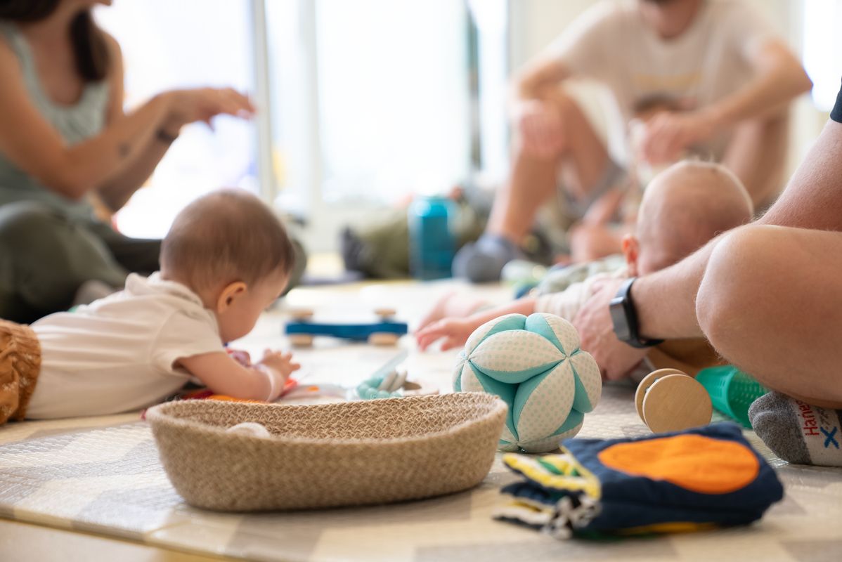 
             Un nen petit gateja entre adults i joguines del Servei d’Inserció Socioeducat...
             Autor: Martí Petit
             Mostra els detalls de la imatge Un nen petit gateja entre adults i joguines del Servei d’Inserció Socioeducat...
             