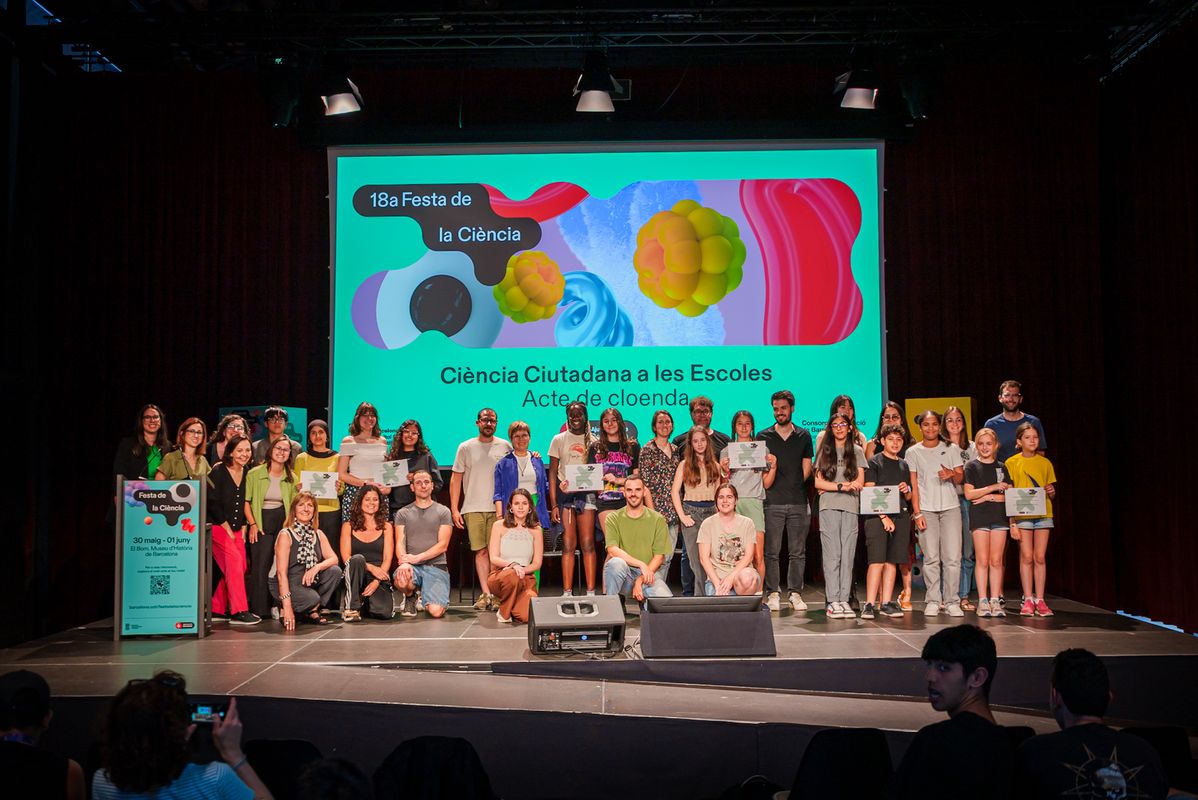 <div class='imageHoverDetail'>
             <p class='imageHoverTitle twoLineBreak'>Foto de grupo en la Fiesta de la Ciencia dentro del acto de clausura</p>
             <p class='imageHoverAutor oneLineBreak'>Autor: Sortkat</p>
             <button class='imageHoverBtn'>Ver los detalles de la imagen <span class='sr-only'>Foto de grupo en la Fiesta de la Ciencia dentro del acto de clausura</span></button>
             </div>