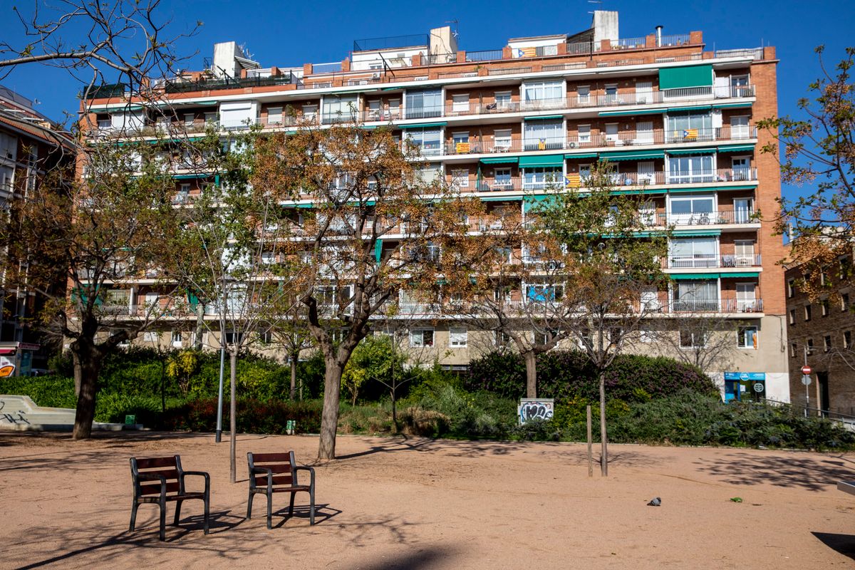 <div class='imageHoverDetail'>
             <p class='imageHoverTitle twoLineBreak'>Jardins de Can Mantega sense gent. Districte de Sants-Montjuïc.</p>
             <p class='imageHoverAutor oneLineBreak'>Autor: Edu Bayer</p>
             <button class='imageHoverBtn'>Mostra els detalls de la imatge <span class='sr-only'>Jardins de Can Mantega sense gent. Districte de Sants-Montjuïc.</span></button>
             </div>