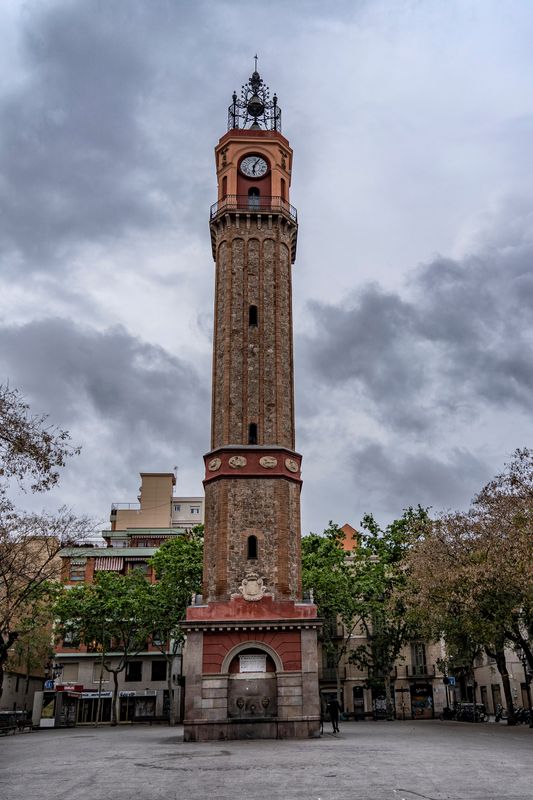 <div class='imageHoverDetail'>
             <p class='imageHoverTitle twoLineBreak'>Plaza de la Vila de Gràcia con la torre del reloj y, alrededor, los negocios ...</p>
             <p class='imageHoverAutor oneLineBreak'>Autor: Laura Guerrero</p>
             <button class='imageHoverBtn'>Ver los detalles de la imagen <span class='sr-only'>Plaza de la Vila de Gràcia con la torre del reloj y, alrededor, los negocios ...</span></button>
             </div>