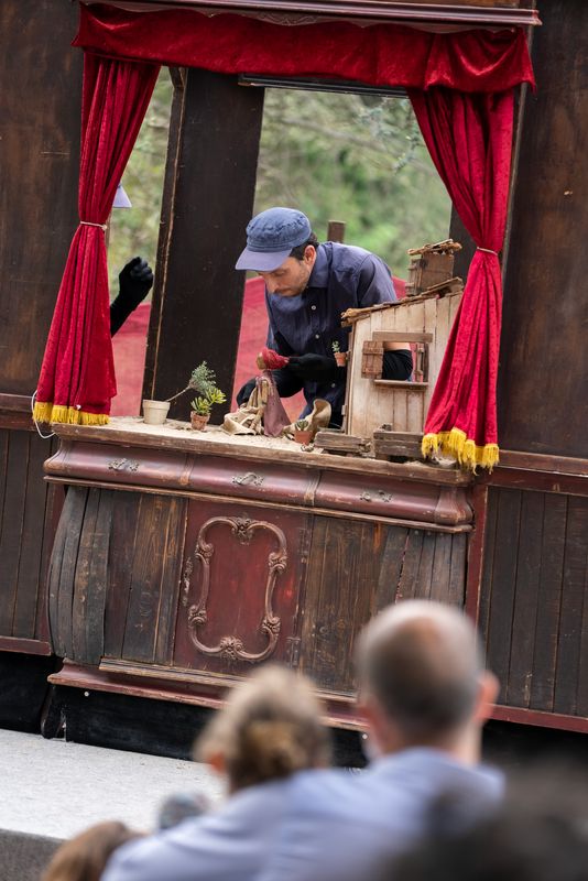 <div class='imageHoverDetail'>
             <p class='imageHoverTitle twoLineBreak'>Un actor acciona uns titelles a l'escenari d'un espectacle infantil i familia...</p>
             <p class='imageHoverAutor oneLineBreak'>Autor: Martí Petit</p>
             <button class='imageHoverBtn'>Mostra els detalls de la imatge <span class='sr-only'>Un actor acciona uns titelles a l'escenari d'un espectacle infantil i familia...</span></button>
             </div>