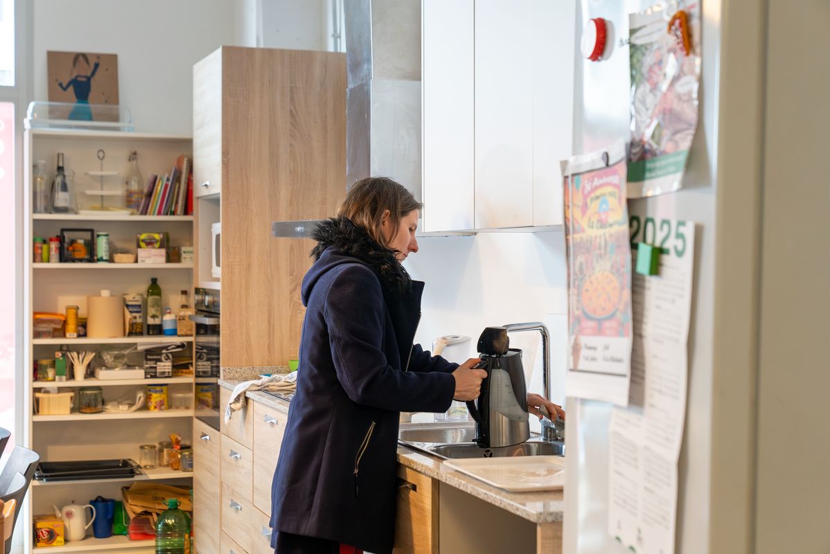 
             Veïna utilitzant la cuina de la Chalmeta, l’habitatge cooperatiu
             Autor: Júlia Arnau
             Mostra els detalls de la imatge Veïna utilitzant la cuina de la Chalmeta, l’habitatge cooperatiu
             