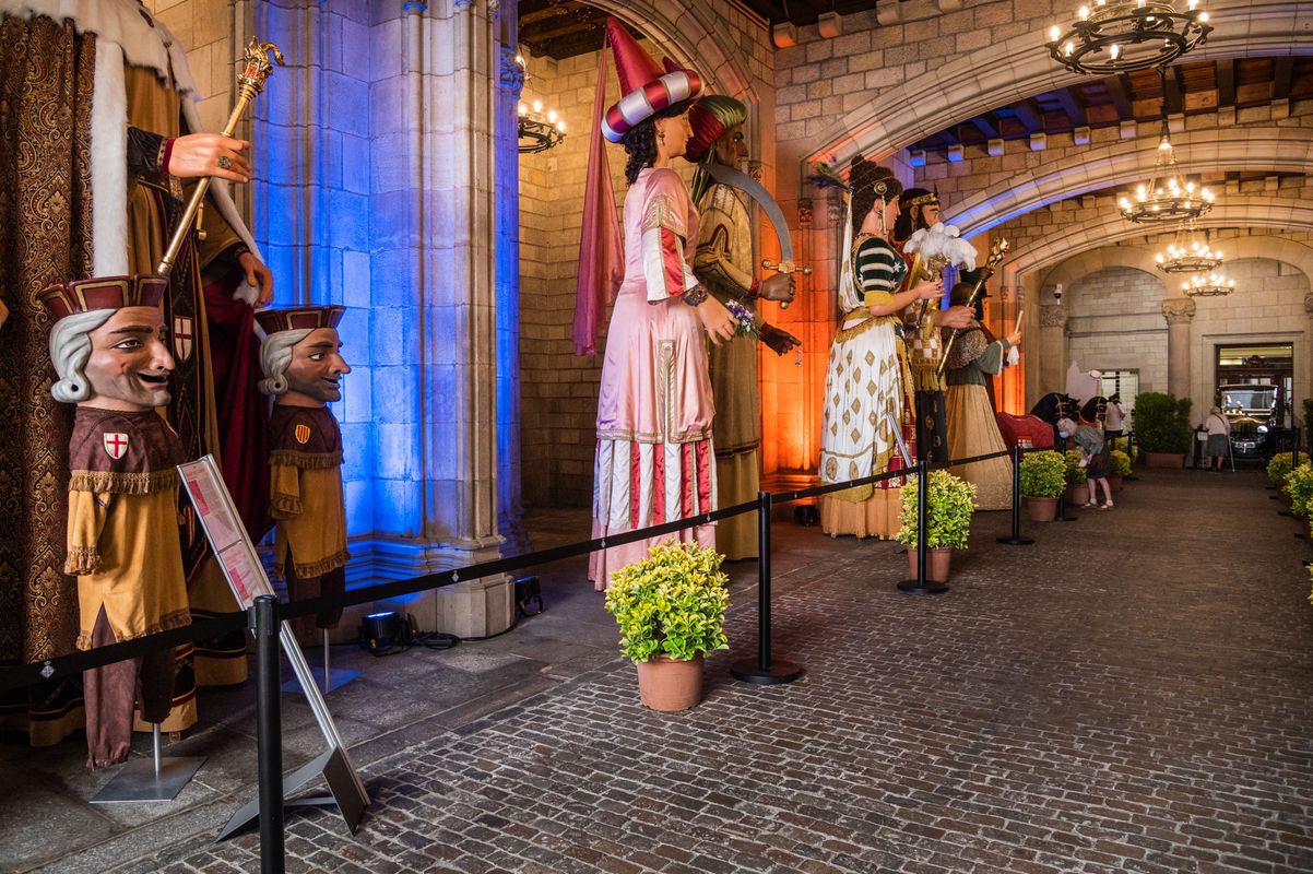 <div class='imageHoverDetail'>
             <p class='imageHoverTitle twoLineBreak'>Exposició de cultura popular de la ciutat al pati de l'Ajuntament amb els Nan...</p>
             <p class='imageHoverAutor oneLineBreak'>Autor: Pep Herrero</p>
             <button class='imageHoverBtn'>Mostra els detalls de la imatge <span class='sr-only'>Exposició de cultura popular de la ciutat al pati de l'Ajuntament amb els Nan...</span></button>
             </div>