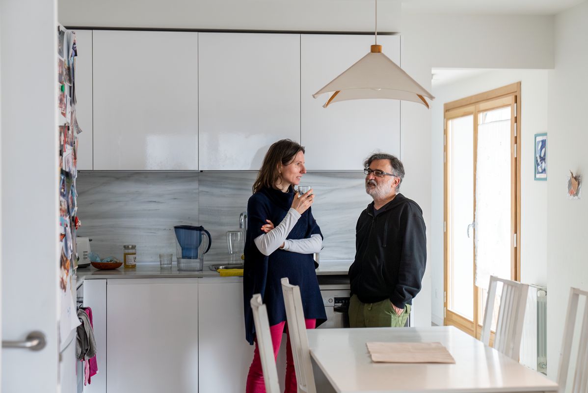 
             Uns veïns parlen a la cuina de la Chalmeta, l’habitatge cooperatiu
             Autor: Júlia Arnau
             Mostra els detalls de la imatge Uns veïns parlen a la cuina de la Chalmeta, l’habitatge cooperatiu
             