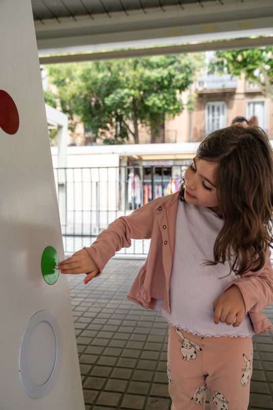 <div class='imageHoverDetail'>
             <p class='imageHoverTitle twoLineBreak'>Una niña juega con uno de los “smart toys” instalados ante el Mercado de Sant...</p>
             <p class='imageHoverAutor oneLineBreak'>Autor: Júlia Arnau</p>
             <button class='imageHoverBtn'>Ver los detalles de la imagen <span class='sr-only'>Una niña juega con uno de los “smart toys” instalados ante el Mercado de Sant...</span></button>
             </div>