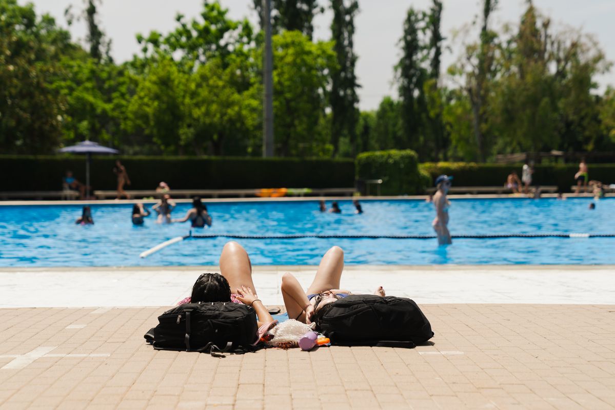 <div class='imageHoverDetail'>
             <p class='imageHoverTitle twoLineBreak'>Dues noies estirades prenen el sol a Can Dragó, una de les piscines municipal...</p>
             <p class='imageHoverAutor oneLineBreak'>Autor: Josbel A. Tinoco</p>
             <button class='imageHoverBtn'>Mostra els detalls de la imatge <span class='sr-only'>Dues noies estirades prenen el sol a Can Dragó, una de les piscines municipal...</span></button>
             </div>