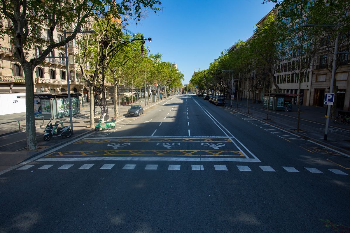 <div class='imageHoverDetail'>
             <p class='imageHoverTitle twoLineBreak'>Passeig de Gràcia amb la plaça de Catalunya al fons sense gent ni trànsit i e...</p>
             <p class='imageHoverAutor oneLineBreak'>Autor: Marc Lozano</p>
             <button class='imageHoverBtn'>Mostra els detalls de la imatge <span class='sr-only'>Passeig de Gràcia amb la plaça de Catalunya al fons sense gent ni trànsit i e...</span></button>
             </div>