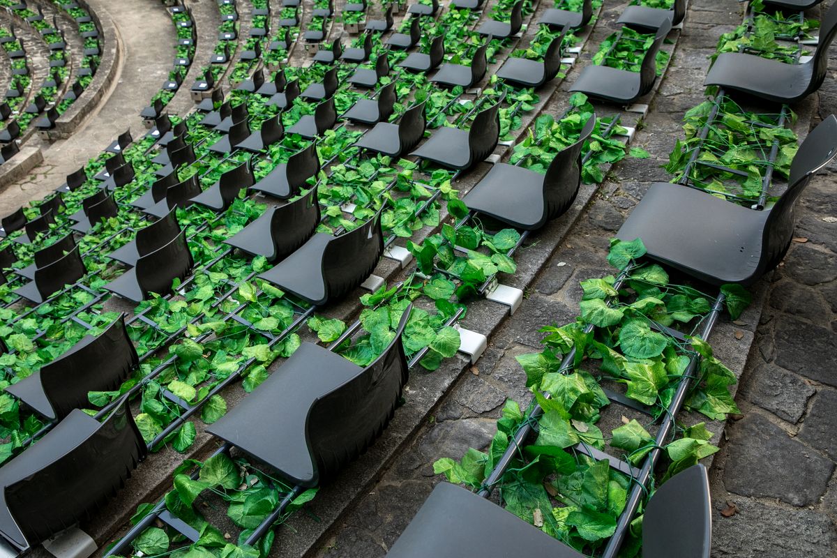 
             Seients del Teatre Grec separats i amb una enramada de fulles verdes entre ells
             Autor: Edu Bayer
             Mostra els detalls de la imatge Seients del Teatre Grec separats i amb una enramada de fulles verdes entre ells
             