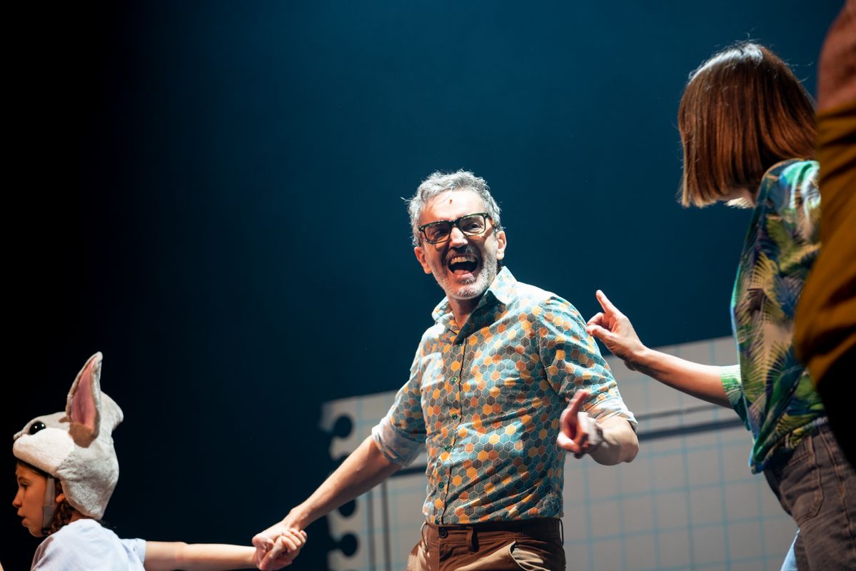 <div class='imageHoverDetail'>
             <p class='imageHoverTitle twoLineBreak'>Actors durant la representació de l'obra 'Bye, bye, monstre' al Teatre Poliorama</p>
             <p class='imageHoverAutor oneLineBreak'>Autor: Mariona Gil</p>
             <button class='imageHoverBtn'>Mostra els detalls de la imatge <span class='sr-only'>Actors durant la representació de l'obra 'Bye, bye, monstre' al Teatre Poliorama</span></button>
             </div>