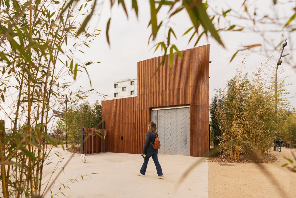 <div class='imageHoverDetail'>
             <p class='imageHoverTitle twoLineBreak'>Una dona camina per la nova plaça de les Glòries</p>
             <p class='imageHoverAutor oneLineBreak'>Autor: Josbel A. Tinoco</p>
             <button class='imageHoverBtn'>Mostra els detalls de la imatge <span class='sr-only'>Una dona camina per la nova plaça de les Glòries</span></button>
             </div>