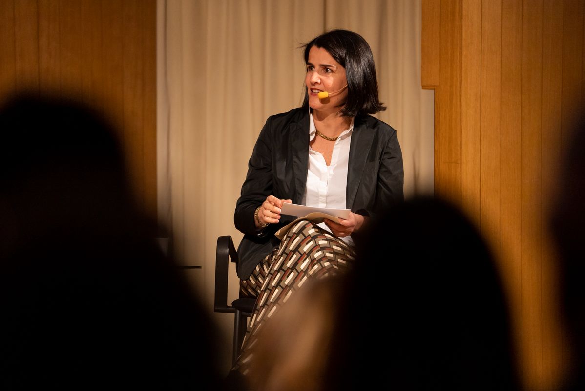 <div class='imageHoverDetail'>
             <p class='imageHoverTitle twoLineBreak'>Intervenció de Judit Carrera durant l’homenatge a Oriol Bohigas en el marc d...</p>
             <p class='imageHoverAutor oneLineBreak'>Autor: Laura Piqué</p>
             <button class='imageHoverBtn'>Mostra els detalls de la imatge <span class='sr-only'>Intervenció de Judit Carrera durant l’homenatge a Oriol Bohigas en el marc d...</span></button>
             </div>