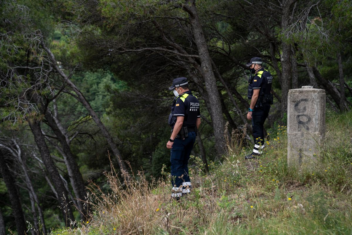 <div class='imageHoverDetail'>
             <p class='imageHoverTitle twoLineBreak'>Dos agents de la Guàrdia Urbana inspeccionen el terreny del parc de Vallvidrera</p>
             <p class='imageHoverAutor oneLineBreak'>Autor: Isaac Planella</p>
             <button class='imageHoverBtn'>Mostra els detalls de la imatge <span class='sr-only'>Dos agents de la Guàrdia Urbana inspeccionen el terreny del parc de Vallvidrera</span></button>
             </div>
