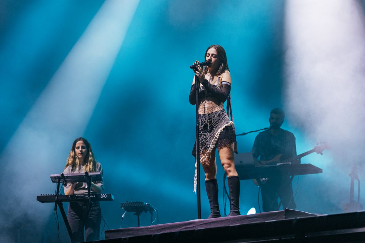 <div class='imageHoverDetail'>
             <p class='imageHoverTitle twoLineBreak'>Actuació de Maria Jaume acompanyada dels seus músics a l'escenari del Bogatel...</p>
             <p class='imageHoverAutor oneLineBreak'>Autor: Gisela Jané</p>
             <button class='imageHoverBtn'>Mostra els detalls de la imatge <span class='sr-only'>Actuació de Maria Jaume acompanyada dels seus músics a l'escenari del Bogatel...</span></button>
             </div>