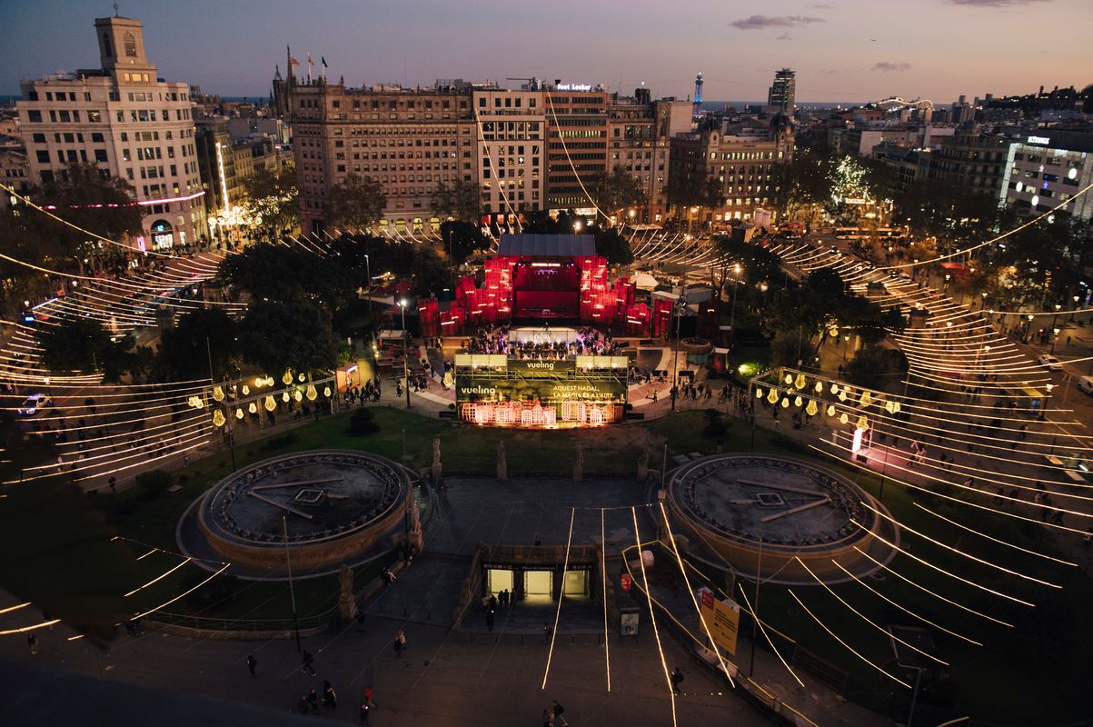 <div class='imageHoverDetail'>
             <p class='imageHoverTitle twoLineBreak'>Luces de Navidad en los escenarios de la plaza de Catalunya en el marco del B...</p>
             <p class='imageHoverAutor oneLineBreak'>Autor: Alice Brazzit</p>
             <button class='imageHoverBtn'>Ver los detalles de la imagen <span class='sr-only'>Luces de Navidad en los escenarios de la plaza de Catalunya en el marco del B...</span></button>
             </div>