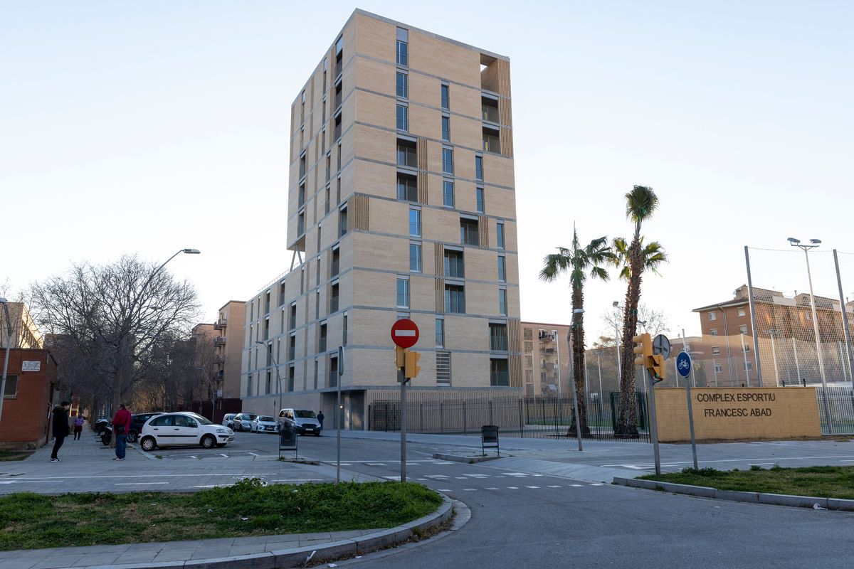 
             Pla general dels pisos de protecció oficial del carrer Lluís de Borrassà, al ...
             Autor: Edu Bayer
             Mostra els detalls de la imatge Pla general dels pisos de protecció oficial del carrer Lluís de Borrassà, al ...
             