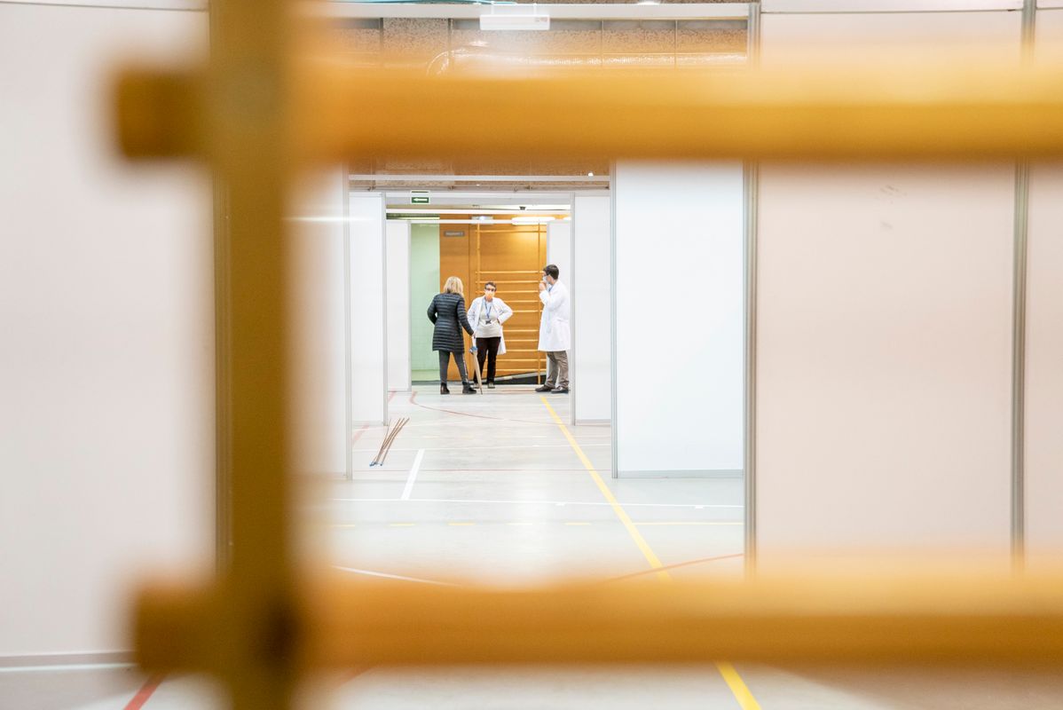 <div class='imageHoverDetail'>
             <p class='imageHoverTitle twoLineBreak'>Pavelló Salut Claror. Emplafonat sobre la pista i, al fons, responsables sani...</p>
             <p class='imageHoverAutor oneLineBreak'>Autor: Clara Soler Chopo</p>
             <button class='imageHoverBtn'>Mostra els detalls de la imatge <span class='sr-only'>Pavelló Salut Claror. Emplafonat sobre la pista i, al fons, responsables sani...</span></button>
             </div>