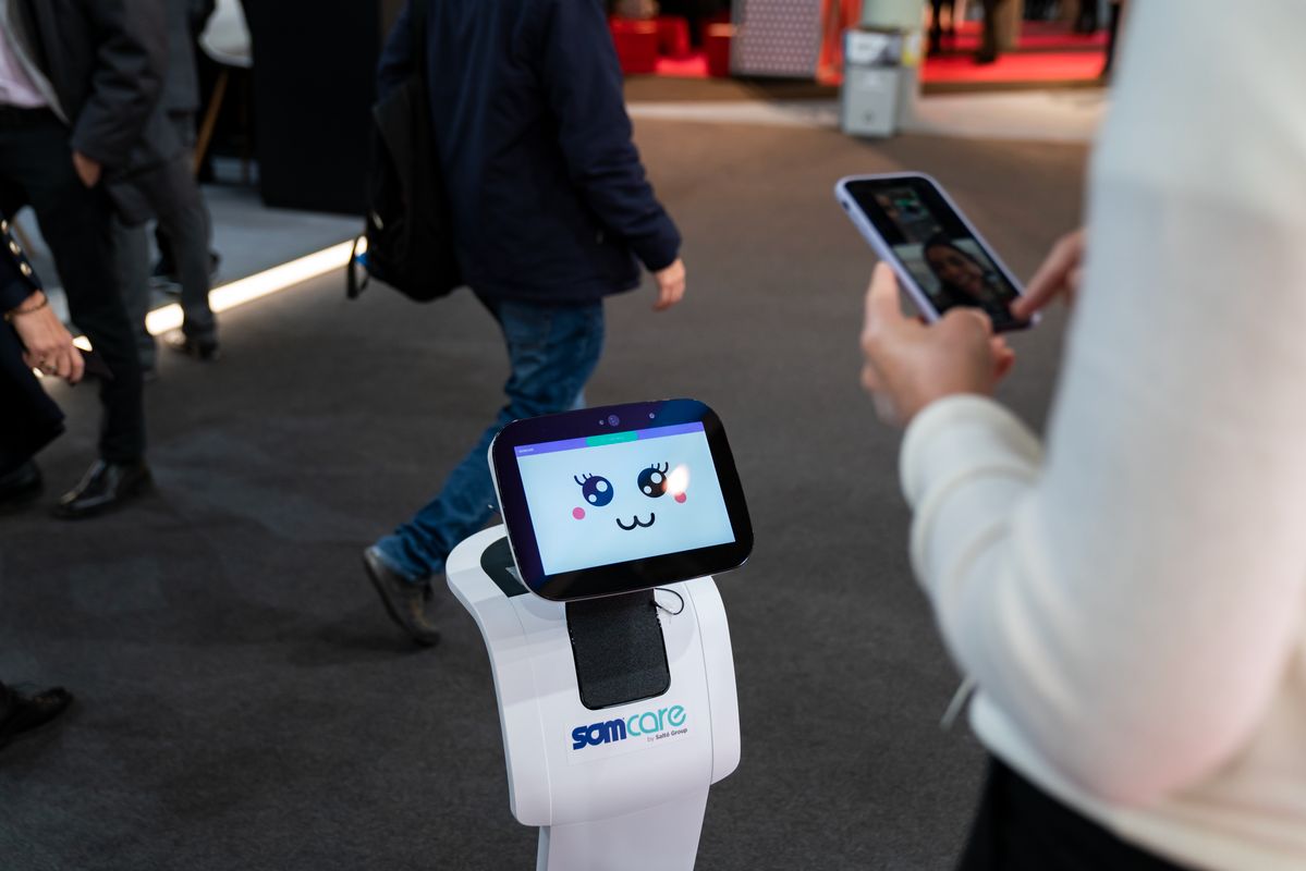 <div class='imageHoverDetail'>
             <p class='imageHoverTitle twoLineBreak'>Una persona interacciona a través del mòbil amb el robot Ari II, el nou model...</p>
             <p class='imageHoverAutor oneLineBreak'>Autor: Paula Jaume</p>
             <button class='imageHoverBtn'>Mostra els detalls de la imatge <span class='sr-only'>Una persona interacciona a través del mòbil amb el robot Ari II, el nou model...</span></button>
             </div>