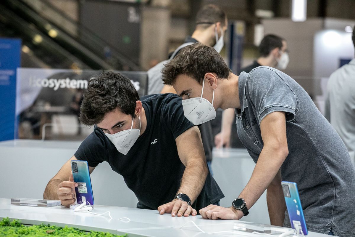 <div class='imageHoverDetail'>
             <p class='imageHoverTitle twoLineBreak'>Dos joves congressistes miren un dels nous dispositius de telefonia mòbil que...</p>
             <p class='imageHoverAutor oneLineBreak'>Autor: Edu Bayer</p>
             <button class='imageHoverBtn'>Mostra els detalls de la imatge <span class='sr-only'>Dos joves congressistes miren un dels nous dispositius de telefonia mòbil que...</span></button>
             </div>