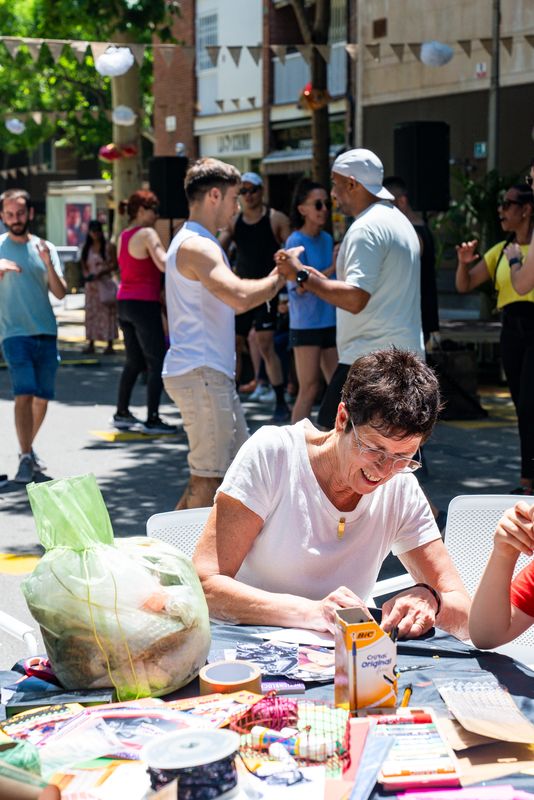 <div class='imageHoverDetail'>
             <p class='imageHoverTitle twoLineBreak'>Una dona fent un taller de manualitats a la festa del Centre LGTBI</p>
             <p class='imageHoverAutor oneLineBreak'>Autor: Júlia Arnau</p>
             <button class='imageHoverBtn'>Mostra els detalls de la imatge <span class='sr-only'>Una dona fent un taller de manualitats a la festa del Centre LGTBI</span></button>
             </div>