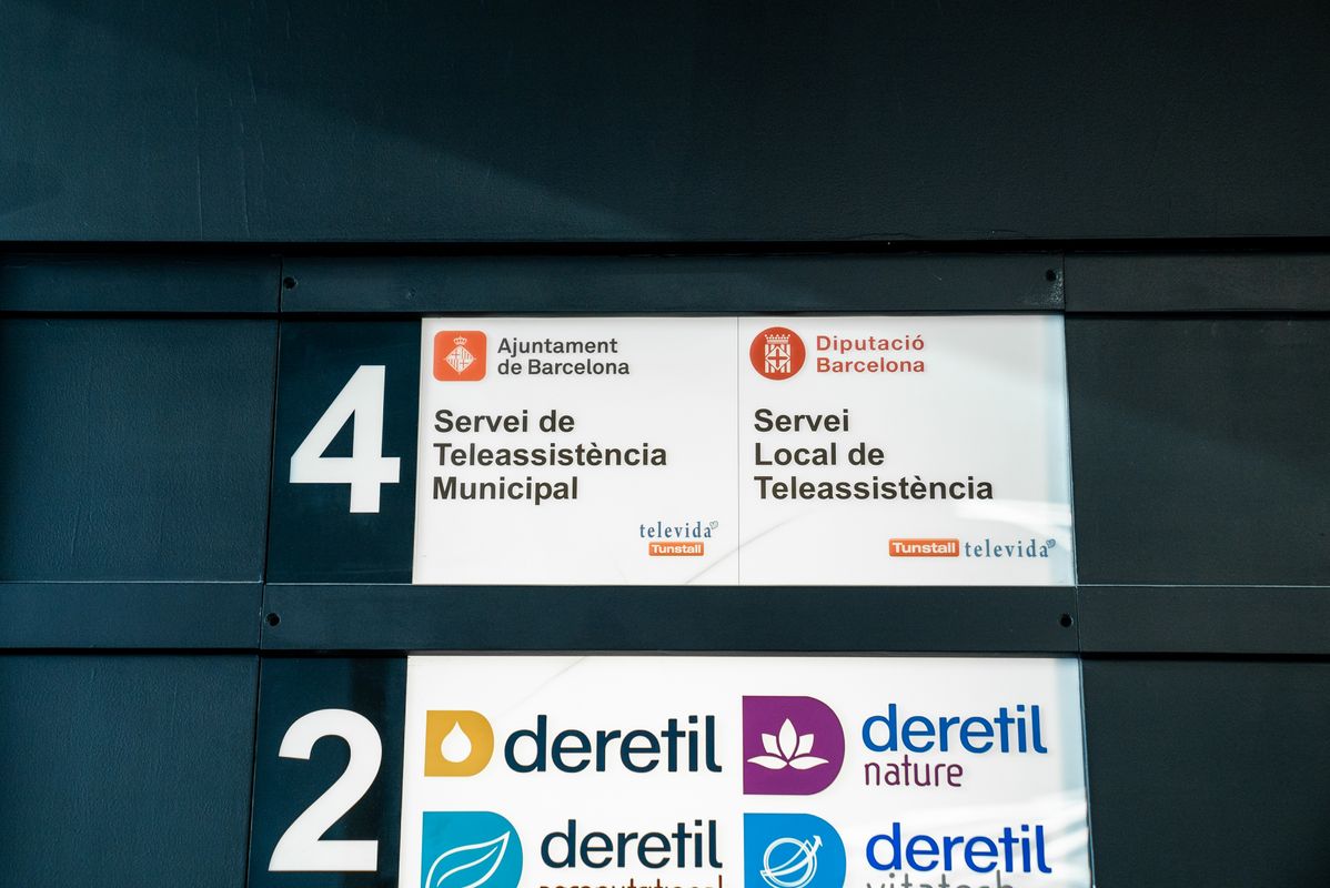 <div class='imageHoverDetail'>
             <p class='imageHoverTitle twoLineBreak'>Senyalització de l’edifici on s’informa que a la 4a planta es troba el Servei...</p>
             <p class='imageHoverAutor oneLineBreak'>Autor: Martí Petit</p>
             <button class='imageHoverBtn'>Mostra els detalls de la imatge <span class='sr-only'>Senyalització de l’edifici on s’informa que a la 4a planta es troba el Servei...</span></button>
             </div>