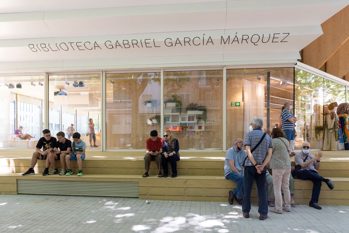 
             Gent asseguda a les escales exteriors de la Biblioteca Gabriel García Márquez
             Autor: Edu Bayer
             Mostra els detalls de la imatge Gent asseguda a les escales exteriors de la Biblioteca Gabriel García Márquez
             