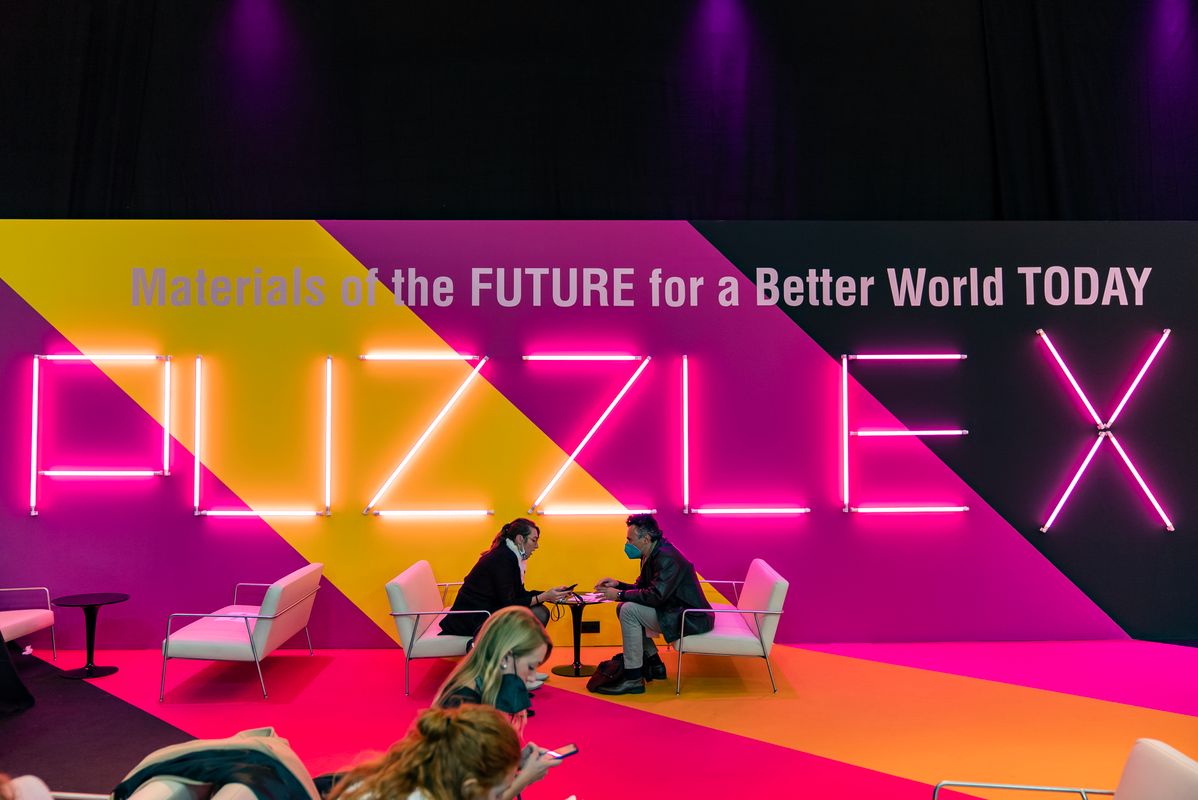 <div class='imageHoverDetail'>
             <p class='imageHoverTitle twoLineBreak'>Dos congressistes parlant a l'Advanced Materials Future Preparedness Taskforc...</p>
             <p class='imageHoverAutor oneLineBreak'>Autor: Àlex Losada</p>
             <button class='imageHoverBtn'>Mostra els detalls de la imatge <span class='sr-only'>Dos congressistes parlant a l'Advanced Materials Future Preparedness Taskforc...</span></button>
             </div>