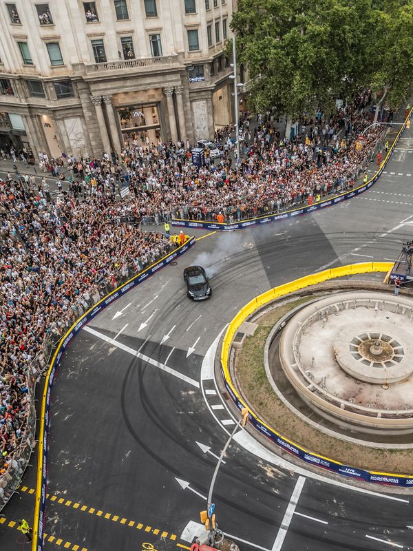 
             Vista d’un cotxe esportiu participant al ‘road show’ de Fórmula 1, a la inter...
             Autor: Paula Jaume
             Mostra els detalls de la imatge Vista d’un cotxe esportiu participant al ‘road show’ de Fórmula 1, a la inter...
             