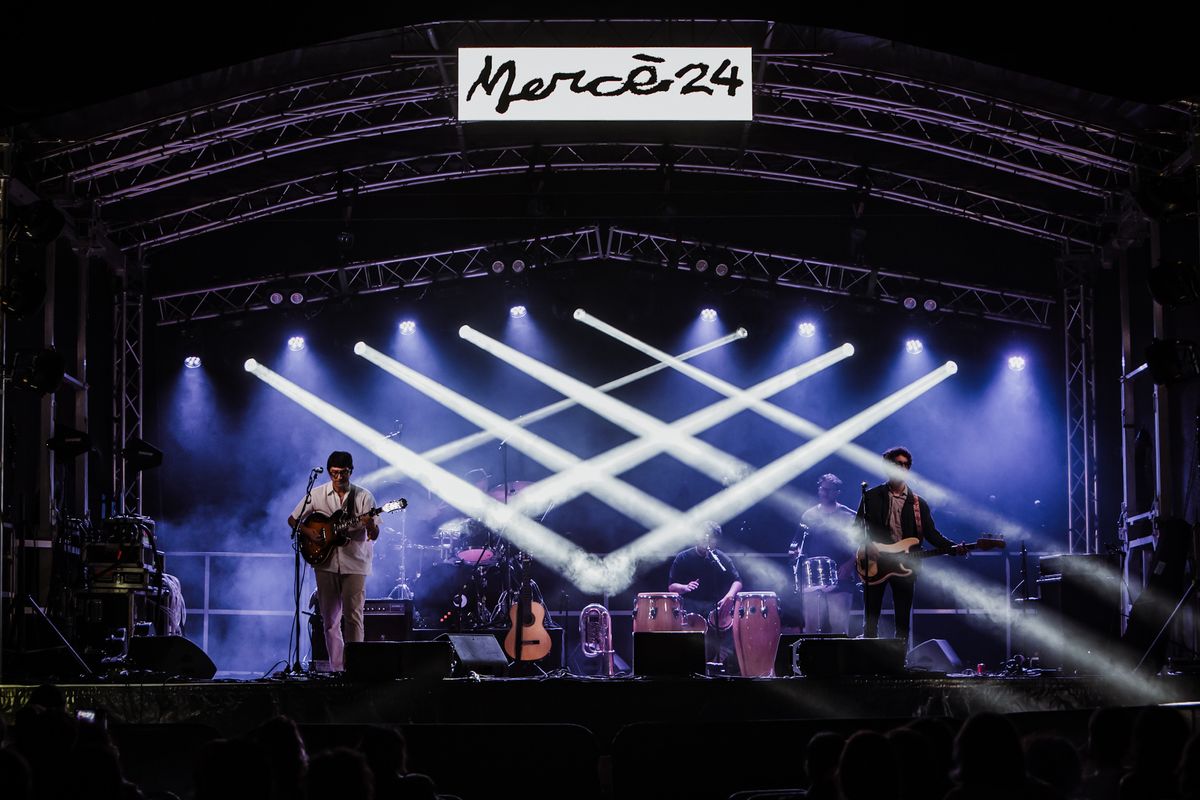 <div class='imageHoverDetail'>
             <p class='imageHoverTitle twoLineBreak'>Moment del concert de SanIsidro als jardins del Doctor Pla i Armengol amb mot...</p>
             <p class='imageHoverAutor oneLineBreak'>Autor: Rafael Rubiales</p>
             <button class='imageHoverBtn'>Mostra els detalls de la imatge <span class='sr-only'>Moment del concert de SanIsidro als jardins del Doctor Pla i Armengol amb mot...</span></button>
             </div>