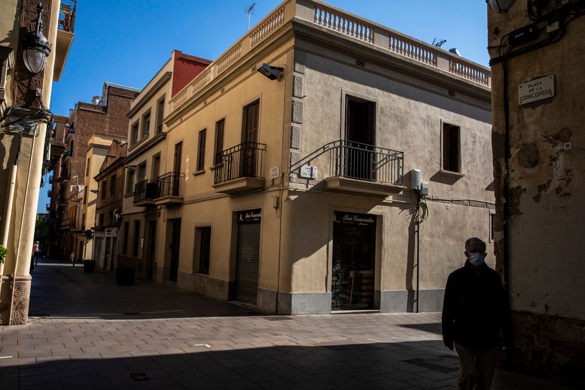 <div class='imageHoverDetail'>
             <p class='imageHoverTitle twoLineBreak'>Voltants de la plaça de la Concòrdia sense gairebé gent pel carrer per on nom...</p>
             <p class='imageHoverAutor oneLineBreak'>Autor: Edu Bayer</p>
             <button class='imageHoverBtn'>Mostra els detalls de la imatge <span class='sr-only'>Voltants de la plaça de la Concòrdia sense gairebé gent pel carrer per on nom...</span></button>
             </div>