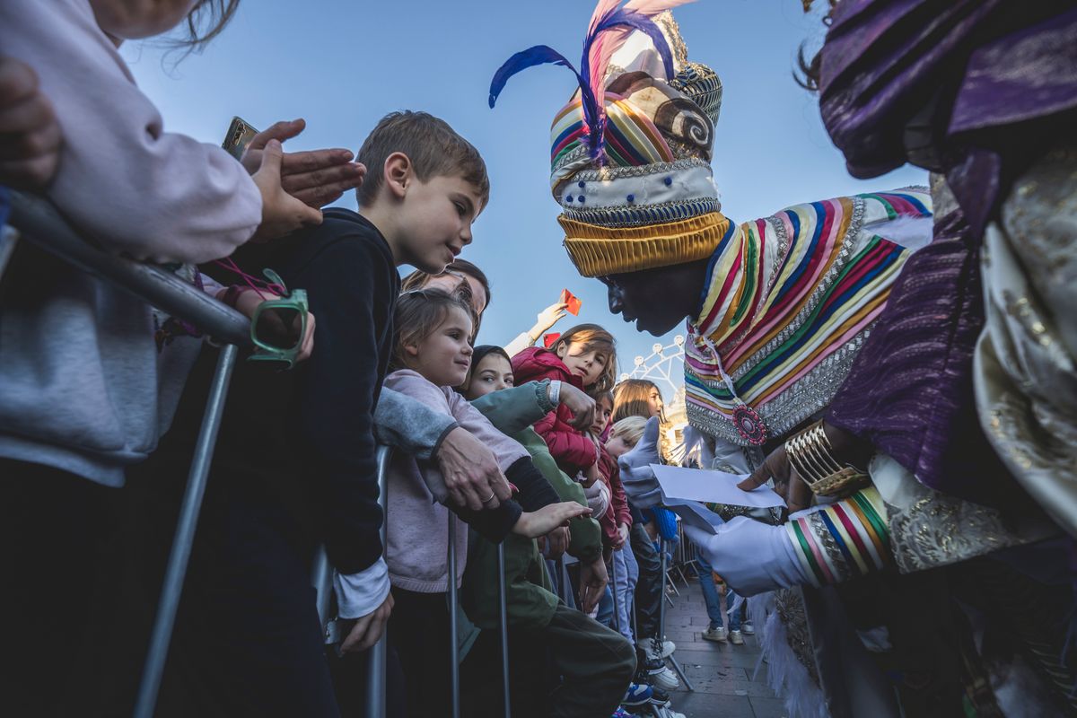 <div class='imageHoverDetail'>
             <p class='imageHoverTitle twoLineBreak'>El Rei Baltasar saluda els infants reunits per rebre'ls al port de Barcelona.</p>
             <p class='imageHoverAutor oneLineBreak'>Autor: Xavi Torrent</p>
             <button class='imageHoverBtn'>Mostra els detalls de la imatge <span class='sr-only'>El Rei Baltasar saluda els infants reunits per rebre'ls al port de Barcelona.</span></button>
             </div>