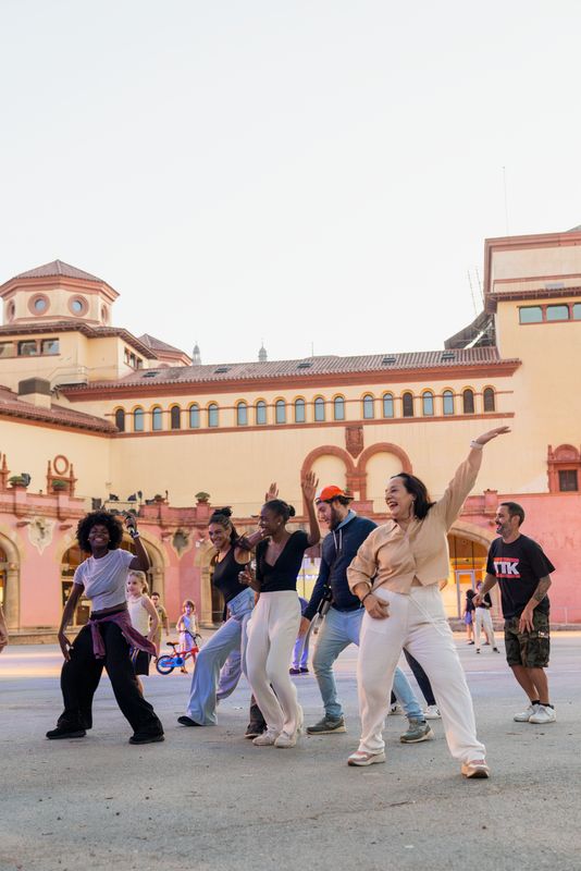 <div class='imageHoverDetail'>
             <p class='imageHoverTitle twoLineBreak'>Actuació de ball dels actes de Viu Montjuïc 2025 a la plaça de Margarida Xirgu</p>
             <p class='imageHoverAutor oneLineBreak'>Autor: Isaac Carbonell</p>
             <button class='imageHoverBtn'>Mostra els detalls de la imatge <span class='sr-only'>Actuació de ball dels actes de Viu Montjuïc 2025 a la plaça de Margarida Xirgu</span></button>
             </div>