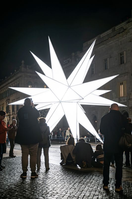 <div class='imageHoverDetail'>
             <p class='imageHoverTitle twoLineBreak'>L’estel de la plaça de Sant Jaume envoltat de siluetes</p>
             <p class='imageHoverAutor oneLineBreak'>Autor: Eduard Pedrocchi</p>
             <button class='imageHoverBtn'>Mostra els detalls de la imatge <span class='sr-only'>L’estel de la plaça de Sant Jaume envoltat de siluetes</span></button>
             </div>