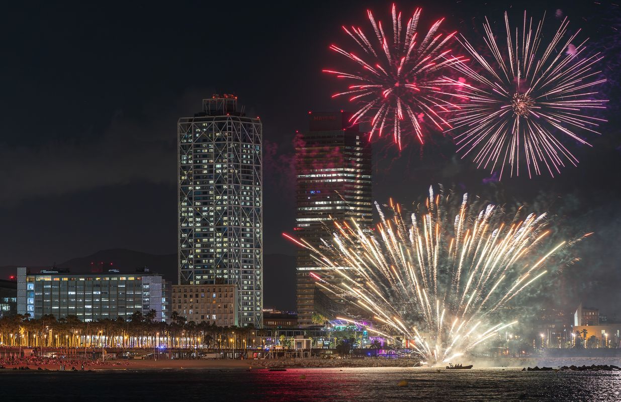 <div class='imageHoverDetail'>
             <p class='imageHoverTitle twoLineBreak'>Vista des de l’espigó del Gas dels focs artificials del XXIV Festival Pirotèc...</p>
             <p class='imageHoverAutor oneLineBreak'>Autor: Jordi de Temple</p>
             <button class='imageHoverBtn'>Mostra els detalls de la imatge <span class='sr-only'>Vista des de l’espigó del Gas dels focs artificials del XXIV Festival Pirotèc...</span></button>
             </div>