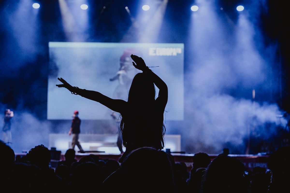 <div class='imageHoverDetail'>
             <p class='imageHoverTitle twoLineBreak'>Públic seguint el concert de Flashy Ice Cream a l'Escenari Europa FM</p>
             <p class='imageHoverAutor oneLineBreak'>Autor: Rafael Rubiales</p>
             <button class='imageHoverBtn'>Mostra els detalls de la imatge <span class='sr-only'>Públic seguint el concert de Flashy Ice Cream a l'Escenari Europa FM</span></button>
             </div>