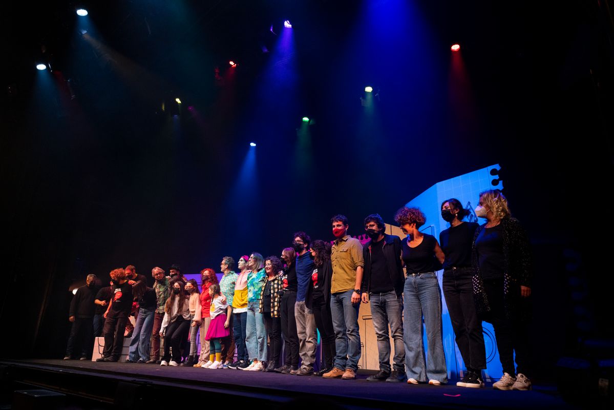 <div class='imageHoverDetail'>
             <p class='imageHoverTitle twoLineBreak'>Els actors i l'equip de l'obra 'Bye, bye, monstre' saluden des de l'escenari ...</p>
             <p class='imageHoverAutor oneLineBreak'>Autor: Mariona Gil</p>
             <button class='imageHoverBtn'>Mostra els detalls de la imatge <span class='sr-only'>Els actors i l'equip de l'obra 'Bye, bye, monstre' saluden des de l'escenari ...</span></button>
             </div>