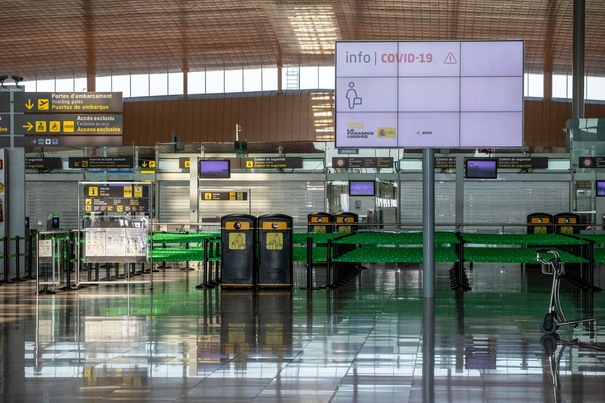 <div class='imageHoverDetail'>
             <p class='imageHoverTitle twoLineBreak'>Aeroport Josep Tarradellas Barcelona-el Prat. Sortides de la Terminal 1. Cont...</p>
             <p class='imageHoverAutor oneLineBreak'>Autor: Edu Bayer</p>
             <button class='imageHoverBtn'>Mostra els detalls de la imatge <span class='sr-only'>Aeroport Josep Tarradellas Barcelona-el Prat. Sortides de la Terminal 1. Cont...</span></button>
             </div>