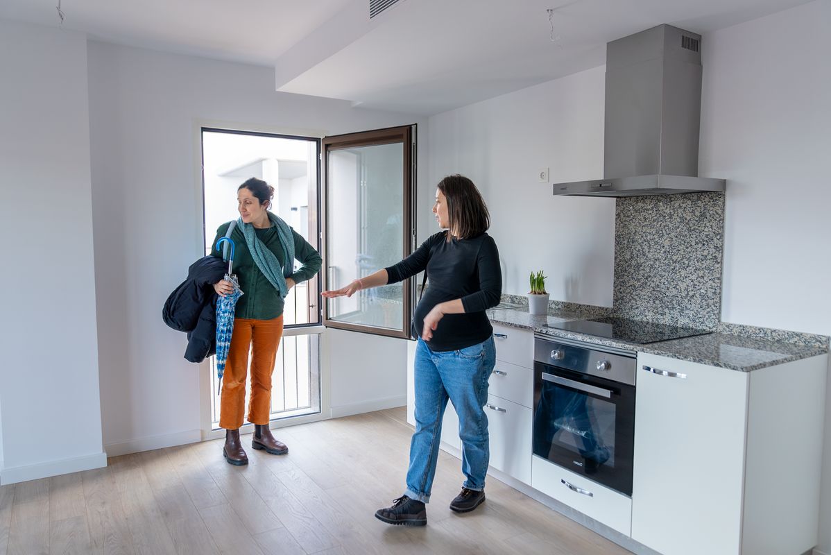 
             Dues dones miren la cuina d’un dels habitatges protegits del carrer de Granol...
             Autor: Júlia Arnau
             Mostra els detalls de la imatge Dues dones miren la cuina d’un dels habitatges protegits del carrer de Granol...
             