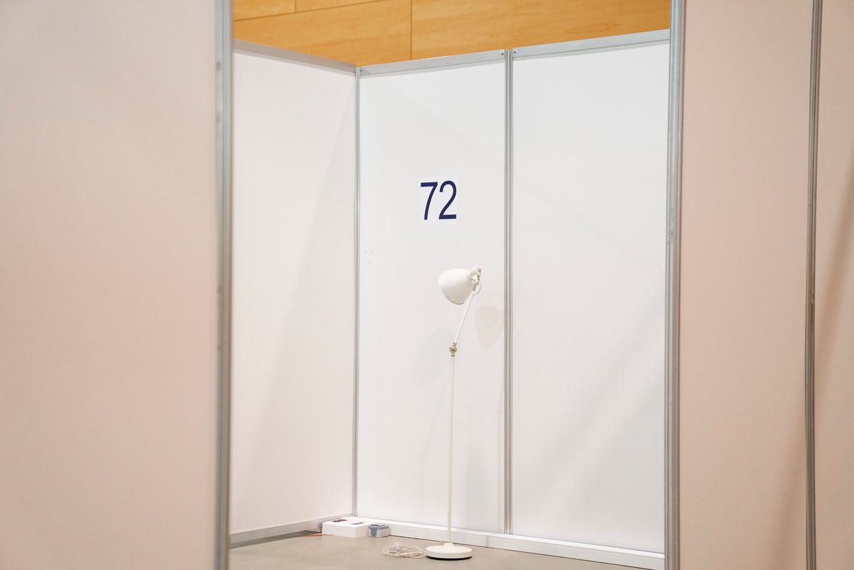 <div class='imageHoverDetail'>
             <p class='imageHoverTitle twoLineBreak'>Box a la pista del CEM Claror Barceloneta. Té un número de llit i un llum blanc</p>
             <p class='imageHoverAutor oneLineBreak'>Autor: Clara Soler Chopo</p>
             <button class='imageHoverBtn'>Mostra els detalls de la imatge <span class='sr-only'>Box a la pista del CEM Claror Barceloneta. Té un número de llit i un llum blanc</span></button>
             </div>