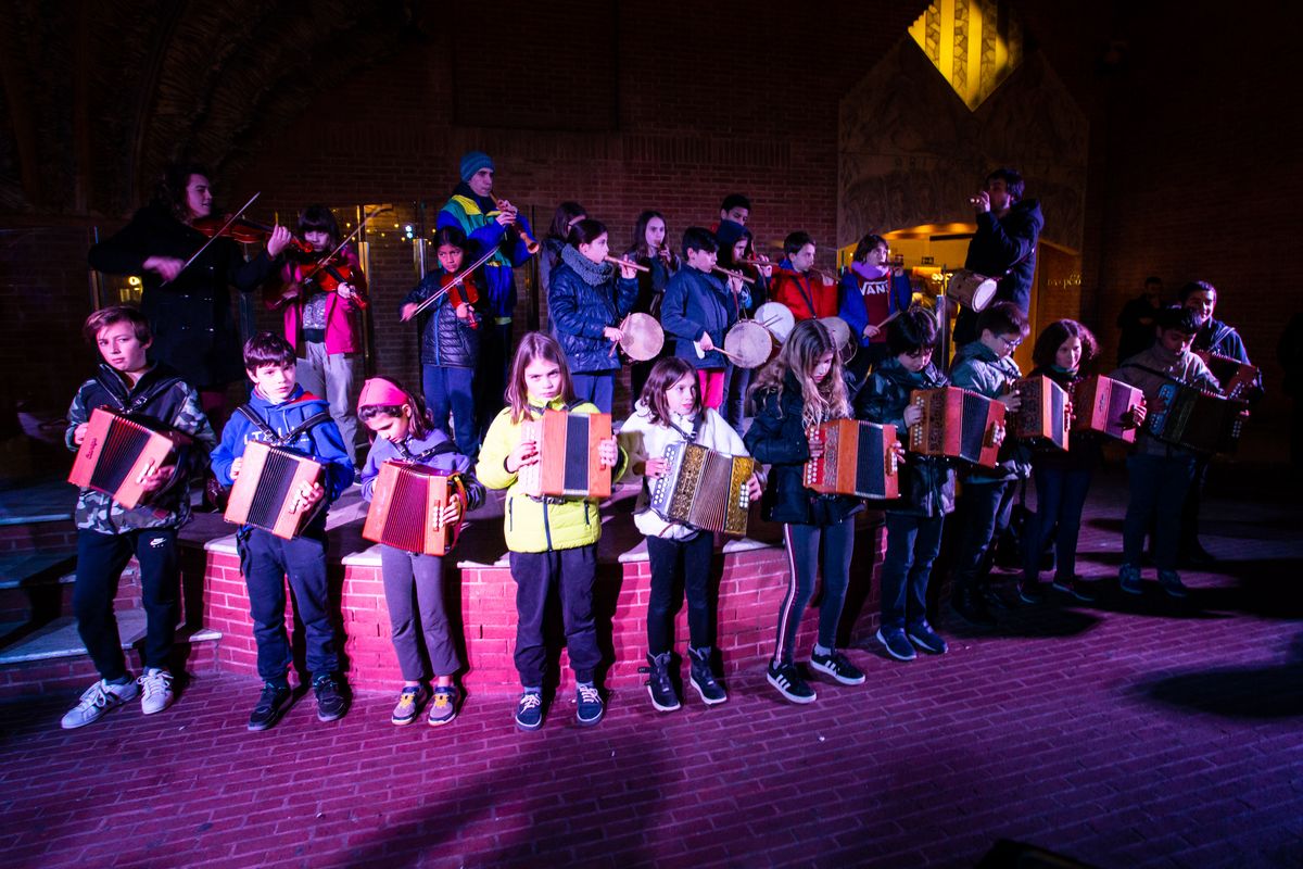 <div class='imageHoverDetail'>
             <p class='imageHoverTitle twoLineBreak'>Actuació de joves acordeonistes al concert commemoratiu del 25è aniversari de...</p>
             <p class='imageHoverAutor oneLineBreak'>Autor: Marc Lozano</p>
             <button class='imageHoverBtn'>Mostra els detalls de la imatge <span class='sr-only'>Actuació de joves acordeonistes al concert commemoratiu del 25è aniversari de...</span></button>
             </div>