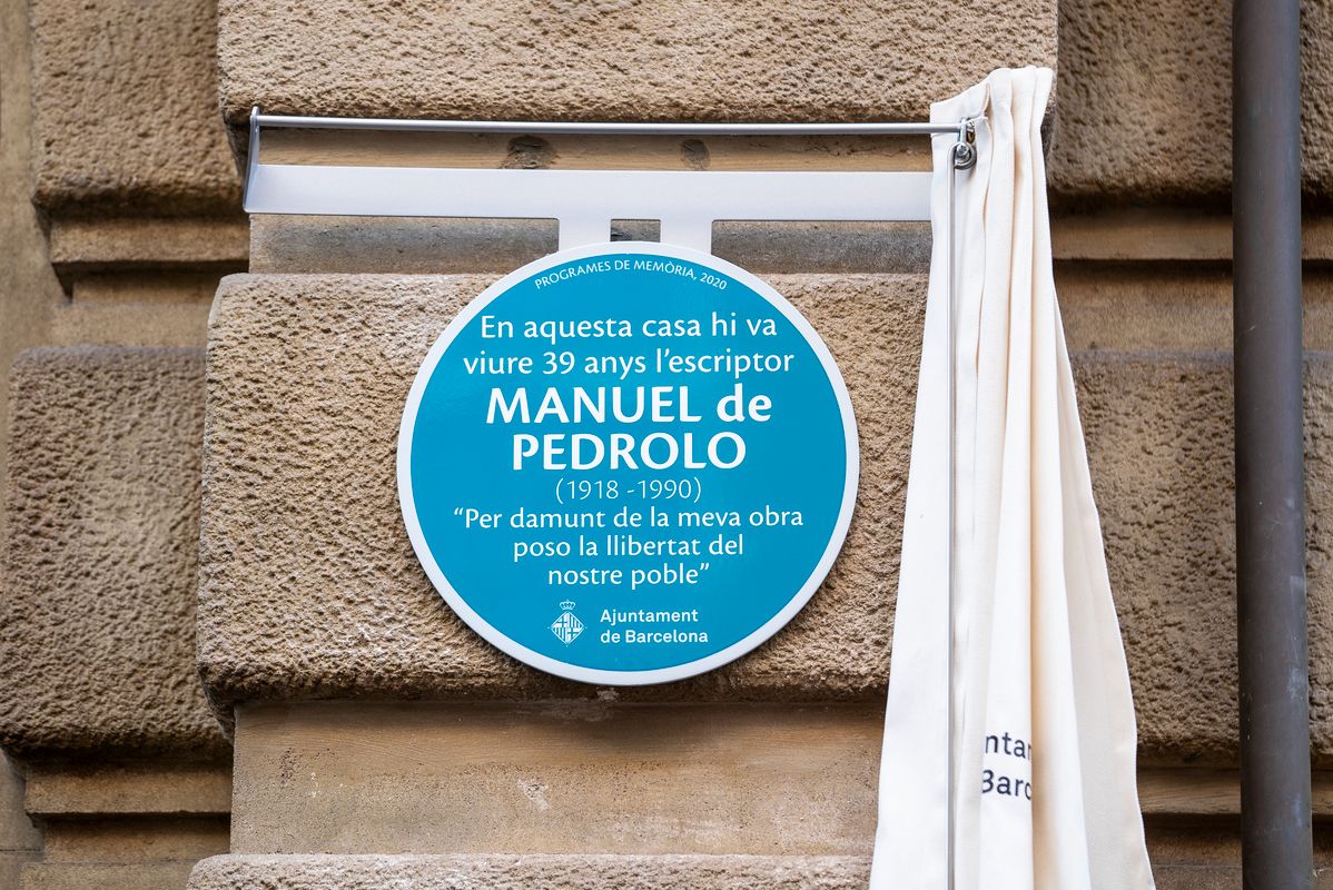<div class='imageHoverDetail'>
             <p class='imageHoverTitle twoLineBreak'>Placa a l’edifici on va viure Manuel de Pedrolo durant 39 anys en homenatge a...</p>
             <p class='imageHoverAutor oneLineBreak'>Autor: Martí Petit</p>
             <button class='imageHoverBtn'>Mostra els detalls de la imatge <span class='sr-only'>Placa a l’edifici on va viure Manuel de Pedrolo durant 39 anys en homenatge a...</span></button>
             </div>