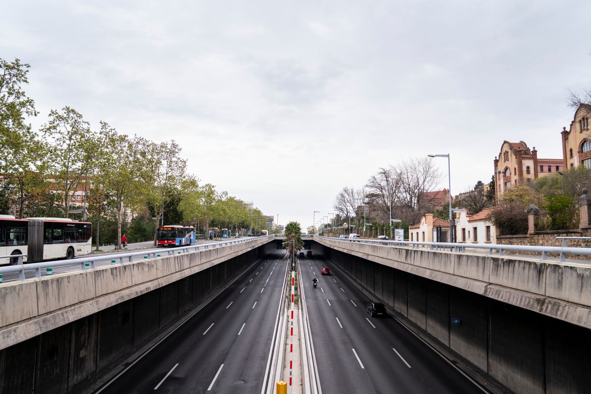 <div class='imageHoverDetail'>
             <p class='imageHoverTitle twoLineBreak'>Ronda de Dalt a mig matí amb pocs vehicles a l’altura de l’Institut Vall d’He...</p>
             <p class='imageHoverAutor oneLineBreak'>Autor: Isaac Planella</p>
             <button class='imageHoverBtn'>Mostra els detalls de la imatge <span class='sr-only'>Ronda de Dalt a mig matí amb pocs vehicles a l’altura de l’Institut Vall d’He...</span></button>
             </div>