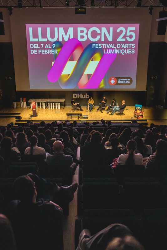 <div class='imageHoverDetail'>
             <p class='imageHoverTitle twoLineBreak'>Escenari d'entrega dels premis Talent Jove 2025 del Festival Llum BCN.</p>
             <p class='imageHoverAutor oneLineBreak'>Autor: Xavi Caparrós</p>
             <button class='imageHoverBtn'>Mostra els detalls de la imatge <span class='sr-only'>Escenari d'entrega dels premis Talent Jove 2025 del Festival Llum BCN.</span></button>
             </div>